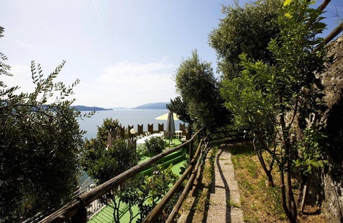 Susello Apartment | Spacious 1½-room apartment with balcony and pool and generous park