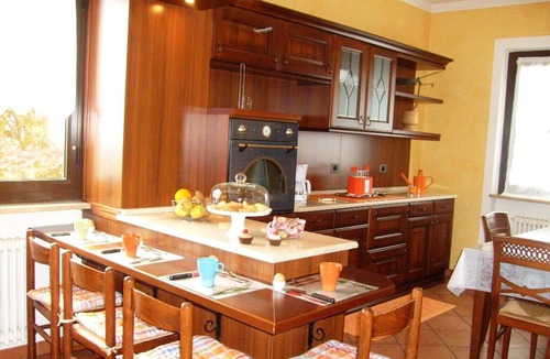 Gonte Apartment | Spacious 3½-room apartment with beautiful sunny garden & view of the lake