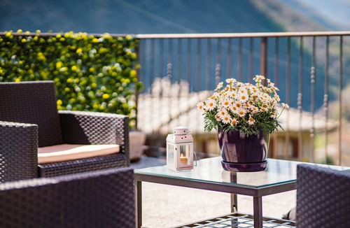 Roure Apartment | Spacious alpine house with panoramic terrace for large families or groups