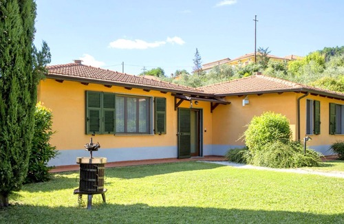 Montebello di Mezzo House | Spacious Holiday Home in Bolano with shared Pool