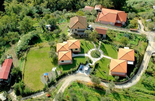 Montebello di Mezzo House | Spacious Holiday Home in Bolano with shared Pool
