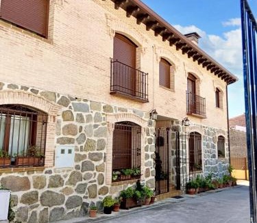 Cenicientos House | Spacious house in Cenicientos with mountain view