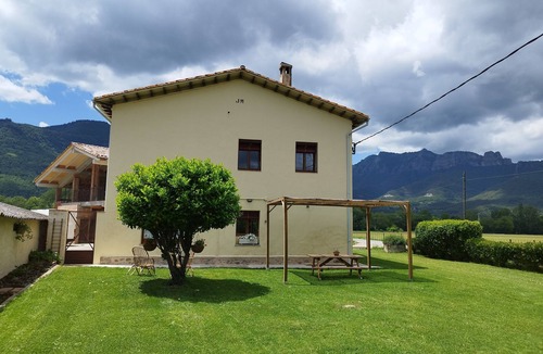 Sant Esteve d'en Bas House | Spacious rural house with good views near the volcanic area of the Garrotxa.