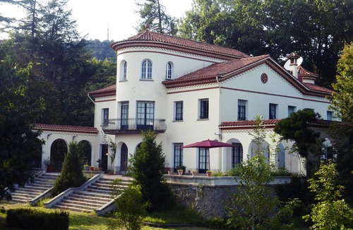 Olot Villa | Spectacular landscaped "Chateau" type house in the center of Olot