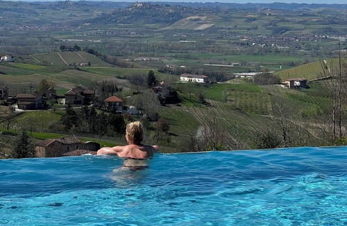 Costigliole d'Asti Villa | Spectacular views of UNESCO Castles, Langhe valley, French, Italian & Swiss alps