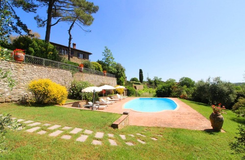 Monte San Savino Villa | Stunning private villa for 10 people with WIFI, private pool, TV, pets allowed and parking