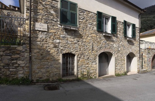 Villa Viani House | Stunning private villa for 6 people with WIFI, terrace, pets allowed and panoramic view