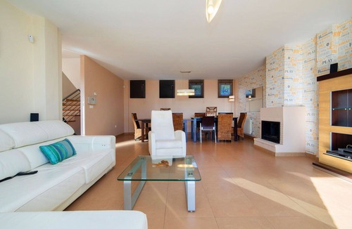 La Colina House | Stunning private villa for 6 people with A/C, private pool, WIFI, TV, patio and pets allowed