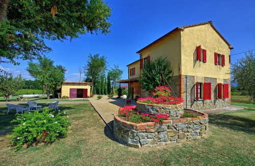 Le Piazze Villa | Stunning private villa with private pool, WIFI, TV, pets allowed and panoramic view, close to Ar.