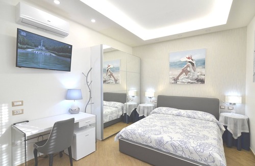Centro Storico Bed & Breakfast | SUITE CASERTA DELUXE near the Royal Palace of Caserta, WIFI, Netflix, parking .