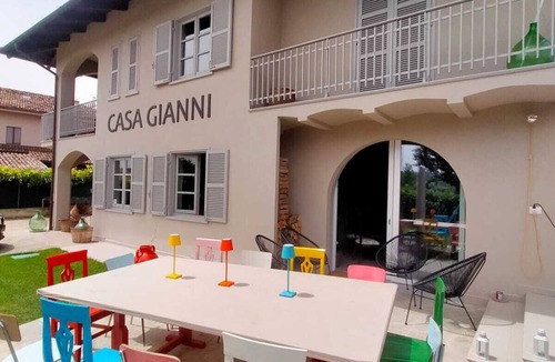 La Morra House | Suite in villa close to ALBA (BAROLO SUITE)