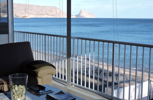 Altea Apartment | Sunny apartment in 1st line with views and private access to the beach