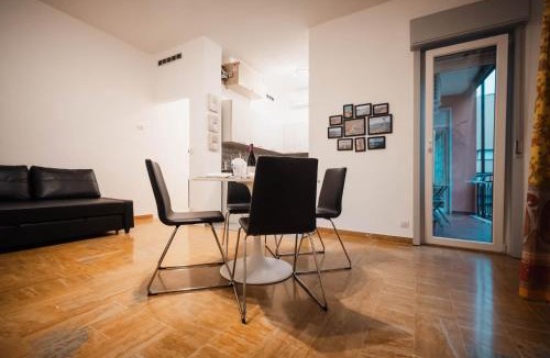 Erba Apartment | SweetHome Ampio bilocale in centro con parcheggio gratuito coperto vicino a stazione Como-Milano