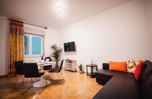 Erba Apartment | SweetHome Ampio bilocale in centro con parcheggio gratuito coperto vicino a stazione Como-Milano