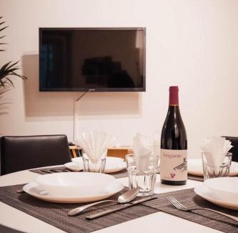 Erba Apartment | SweetHome Ampio bilocale in centro con parcheggio gratuito coperto vicino a stazione Como-Milano