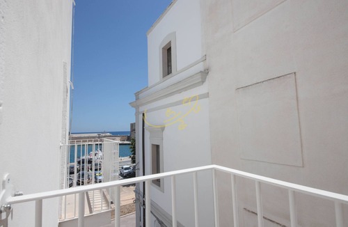 Centro Storico Apartment | TD Palazzo Maris Il Gozzo Townhouse with Sea View