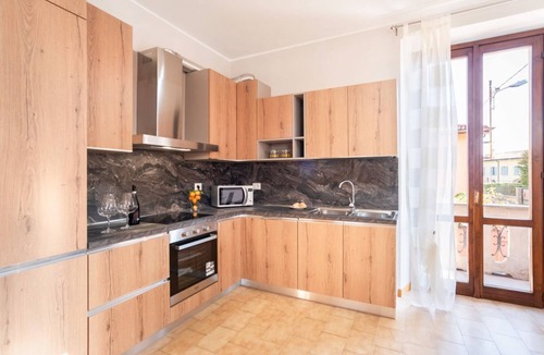 Pusiano Apartment | The apartment is located in the center of Pusiano with a beautiful lake view.