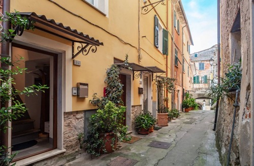 Arcola Apartment | The Arcolan Cottage! Your Medieval Getaway x4