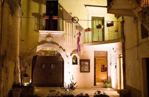 Modica House | The Casa degli Avi Donna Nina in ancient Modica. Cave house on three levels