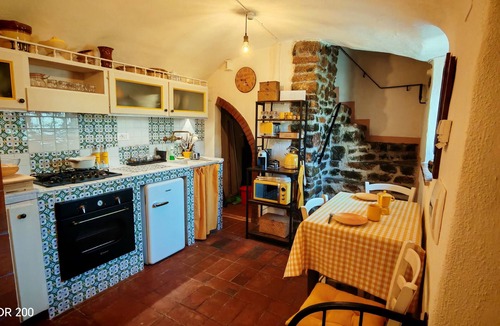 Arcola House | The cozy little house with terrace in the medieval walls