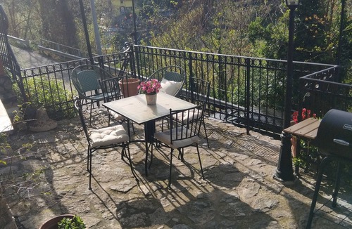 Arcola House | The cozy little house with terrace in the medieval walls