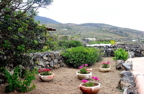 Kamma Villa | The Dammuso Rosa and Henry. Typical construction of the island of Pantelleria.