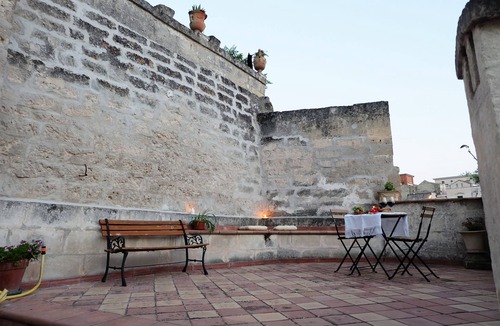 Sasso Barisano Apartment | The Embrace of the Stones