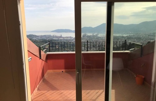 La Spezia Villa | The house with a view of Emma is a charming apartment with a splendid sea view