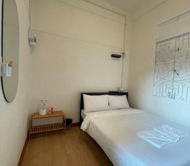 Pom Prap Hostel | The Open House Cafe and Hostel