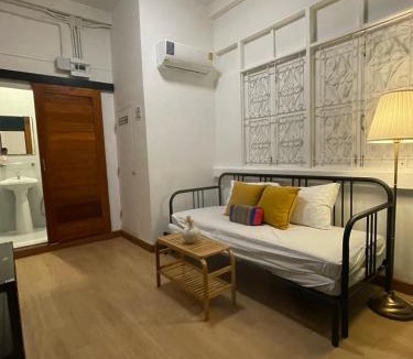 Pom Prap Hostel | The Open House Cafe and Hostel