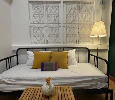Pom Prap Hostel | The Open House Cafe and Hostel