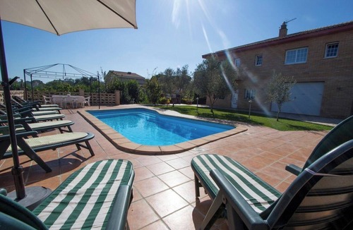 Sils Villa | Tranquil Costa Brava Retreat with private suite!