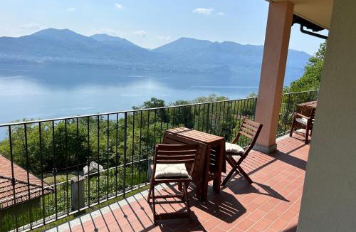 Oggebbio Apartment | Traum-Balkon mit Panoramablick und Pool am Lago Maggiore