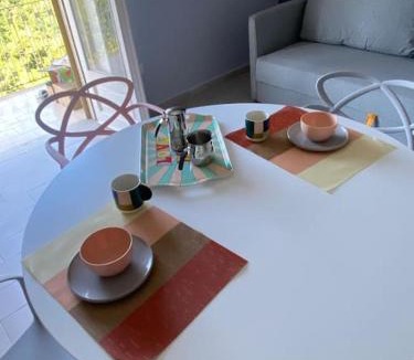 Campinola Apartment | Una suite pop nel blu della Costiera