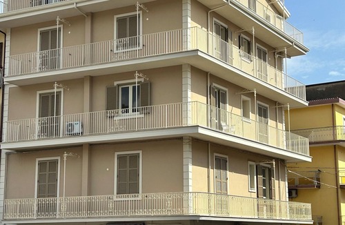 Lamezia Terme Apartment | Urban style meets cozy comfort