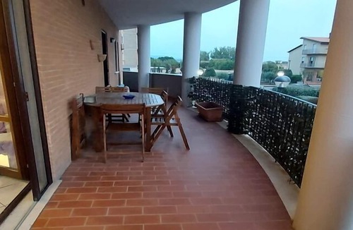 Fratta Apartment | Vibrant apartment in Marsciano with balcony