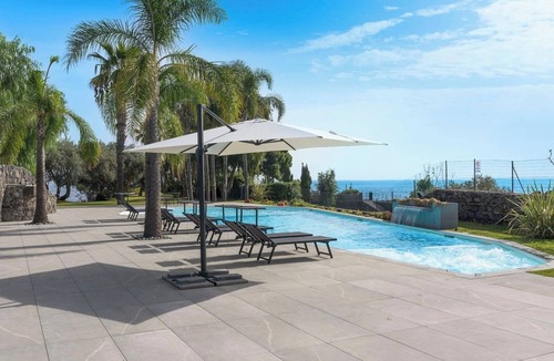 Stazzo Apartment | Villa Anemone (Murena) - sea front apartment