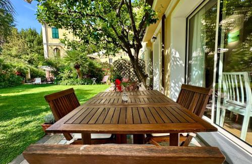 Vallecrosia Apartment | Villa Angelina Holiday Homes I Casa UG I Villa del 700 I Giardino I 4 ospiti I Mare 5 min I Parcheggio privato