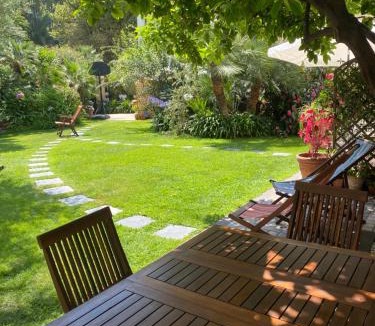 Vallecrosia Apartment | Villa Angelina Holiday Homes I Casa UG I Villa del 700 I Giardino I 4 ospiti I Mare 5 min I Parcheggio privato