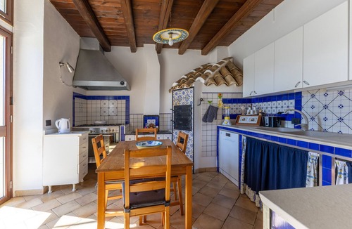 Scicli Villa | Villa 'Antica Aia Con Piscina' with Private Pool, Wi-Fi and Air Conditioning