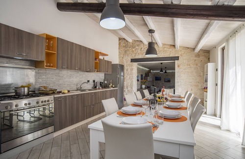 Scicli Villa | VILLA ANTICA AIA R. WITH POOL A/C 5 ROOM WITH BATHROOM AND WIFI FREE IN SCICLI