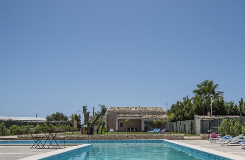 Scicli Villa | VILLA ANTICA AIA R. WITH POOL A/C 5 ROOM WITH BATHROOM AND WIFI FREE IN SCICLI
