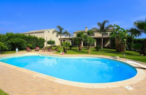 Scicli Villa | VILLA ANTICA AIA - SWIMMING POOL, 7 ROOMS WITH BATHROOM AND WIFI IN SCICLI