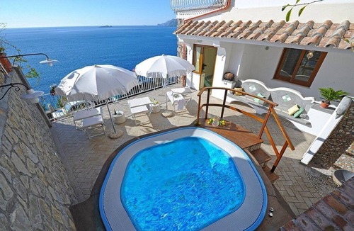 Arienzo House | Villa Carilla B: An elegant apartment which faces the sun and the sea, with Free WI-FI.