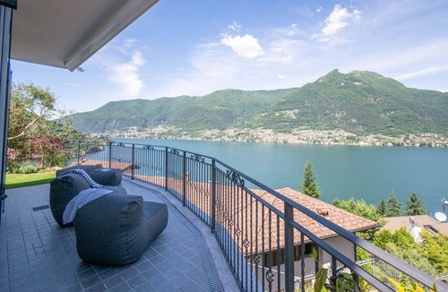 Riva Villa | Villa di Lusso Fronte Lago con Vasca Idromassaggio e Garage