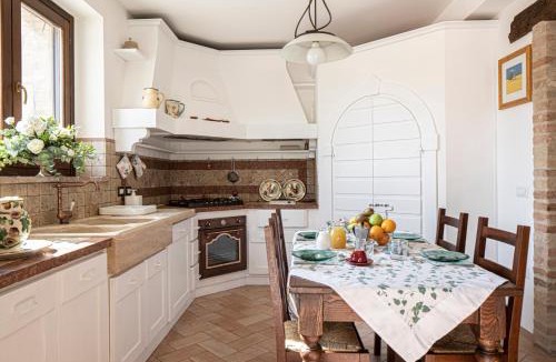 Castelraimondo House | Villa Ermelinda - Matrimoni, piscina e jacuzzi
