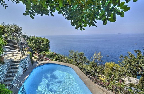 Arienzo Villa | Villa Ernestina Grande: A splendid and luminous four-story villa set into the cliff, sheer above the sea, with Free WI-FI.
