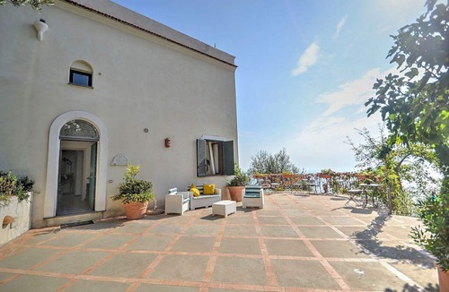 Pogerola House | Villa Eufemia: A spacious three-story villa which faces the sun and the sea, with Free WI-FI.