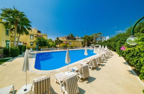 Konakli Villa | VILLA FLEURIE AVEC PISCINE PROCHE DE LA MER (2 CHAMBRES + SALON + TERRASSE)