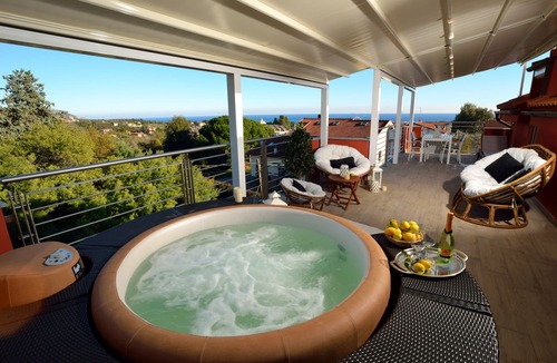 Loano Villa | Villa Giovanna with terrace, jacuzzi and sauna
